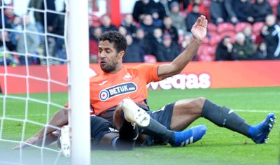 081218 - Brentford v Swansea City - SkyBet Championship - Wayne Routledge of Swansea scores goal