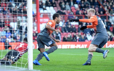 081218 - Brentford v Swansea City - SkyBet Championship - Wayne Routledge of Swansea scores goal