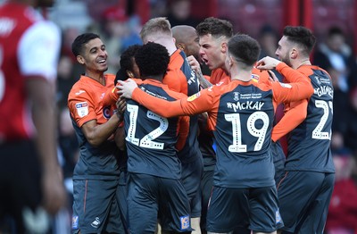 081218 - Brentford v Swansea City - SkyBet Championship - Swansea City players celebrate Wayne Routledge of Swansea City goal