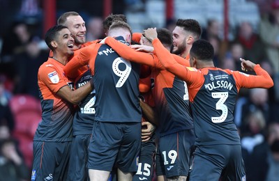 081218 - Brentford v Swansea City - SkyBet Championship - Swansea City players celebrate Wayne Routledge of Swansea City goal