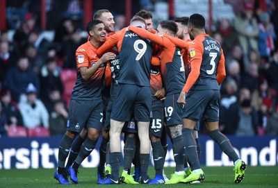 081218 - Brentford v Swansea City - SkyBet Championship - Swansea City players celebrate Wayne Routledge of Swansea City goal