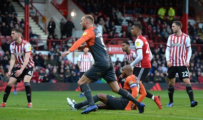 081218 - Brentford v Swansea City - SkyBet Championship - Leroy Fer of Swansea City scores goal