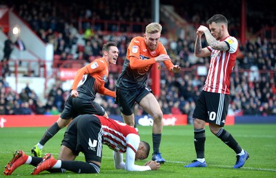 081218 - Brentford v Swansea City - SkyBet Championship - Oliver McBurnie of Swansea City celebrates an own goal by Chris Mepham of Brentford