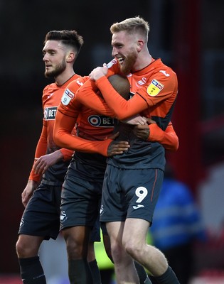 081218 - Brentford v Swansea City - SkyBet Championship - Leroy Fer of Swansea City celebrates scoring goal with Oliver McBurnie (right)