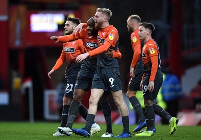 081218 - Brentford v Swansea City - SkyBet Championship - Leroy Fer of Swansea City celebrates scoring goal with Oliver McBurnie (right)