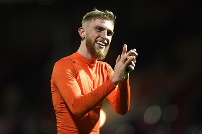 081218 - Brentford v Swansea City - SkyBet Championship - Oliver McBurnie of Swansea City celebrates at the end of the game