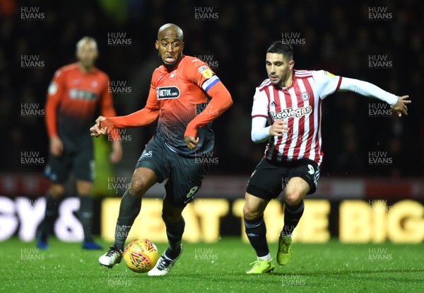 081218 - Brentford v Swansea City - SkyBet Championship - Leroy Fer of Swansea City is challenged by Neal Maupay of Brentford
