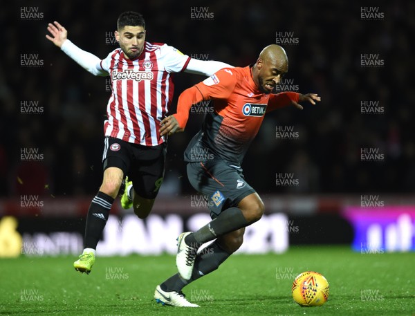081218 - Brentford v Swansea City - SkyBet Championship - Leroy Fer of Swansea City is challenged by Neal Maupay of Brentford