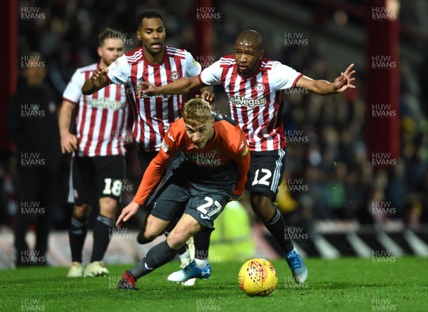 081218 - Brentford v Swansea City - SkyBet Championship - Jay Fulton of Swansea City looks for space