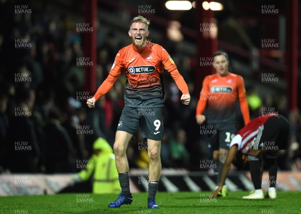 081218 - Brentford v Swansea City - SkyBet Championship - Oliver McBurnie of Swansea City celebrates at the end of the game