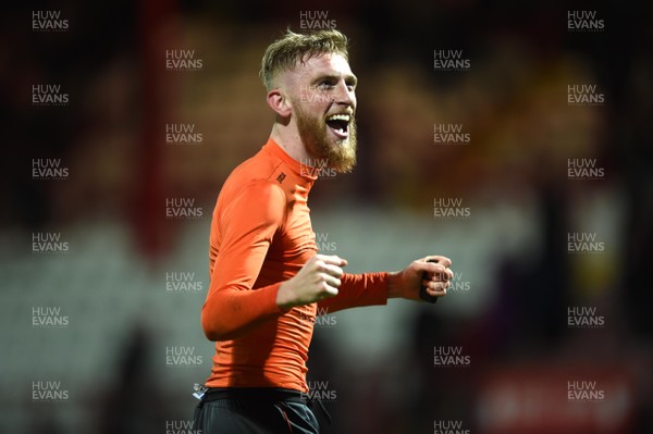 081218 - Brentford v Swansea City - SkyBet Championship - Oliver McBurnie of Swansea City celebrates at the end of the game