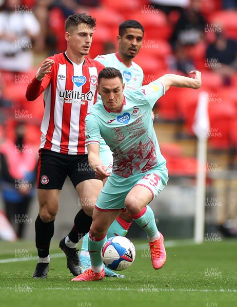 290521 - Brentford v Swansea City - SkyBet Championship Play off Final - Connor Roberts of Swansea City looks for a way through
