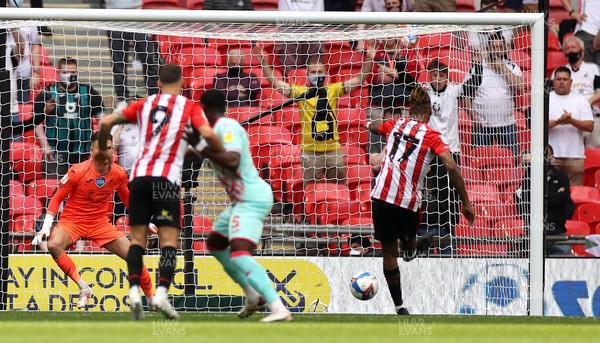 290521 - Brentford v Swansea City - SkyBet Championship Play off Final - Ivan Toney of Brentford scores from the penalty spot