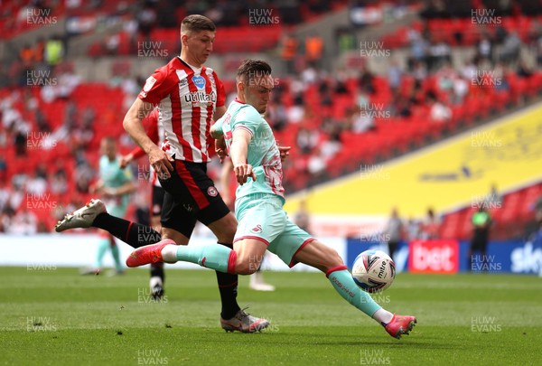290521 - Brentford v Swansea City - SkyBet Championship Play off Final - Connor Roberts of Swansea City looks for a shot