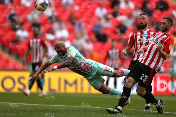 290521 - Brentford v Swansea City - SkyBet Championship Play off Final - Andre Ayew of Swansea City heads a shot at goal