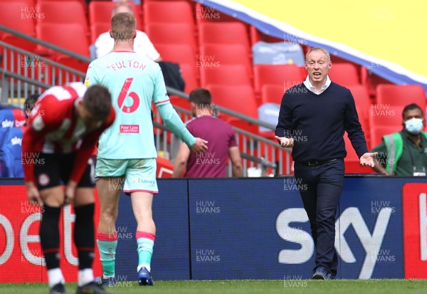 290521 - Brentford v Swansea City - SkyBet Championship Play off Final - Swansea City Manager Steve Cooper looks on as Jay Fulton of Swansea City walks off after being shown a red card