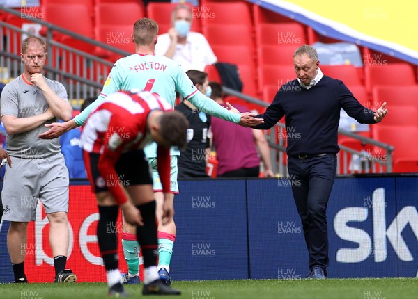 290521 - Brentford v Swansea City - SkyBet Championship Play off Final - Swansea City Manager Steve Cooper looks on as Jay Fulton of Swansea City walks off after being shown a red card