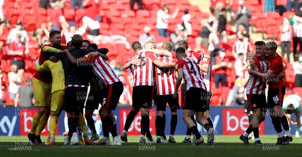 290521 - Brentford v Swansea City - SkyBet Championship Play off Final - Brentford players celebrate at full time