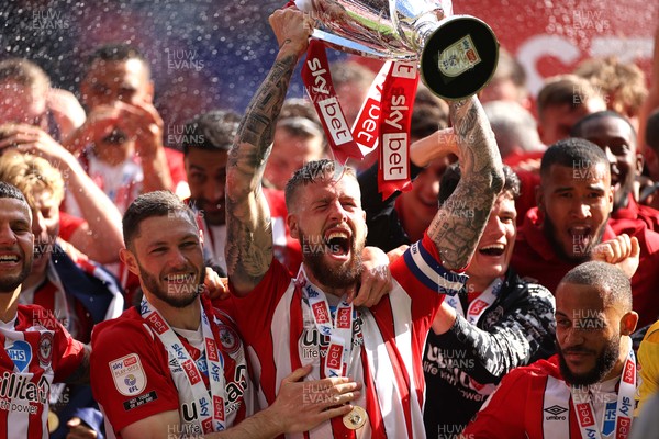 290521 - Brentford v Swansea City - SkyBet Championship Play off Final - Pontus Jansson of Brentford lifts the trophy as Brentford celebrate promotion to the Premier League