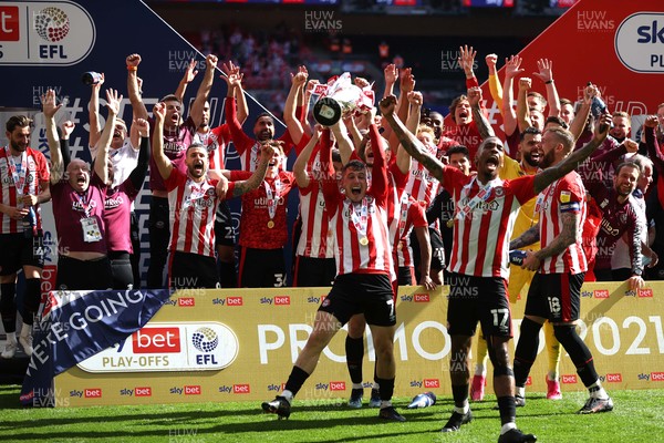 290521 - Brentford v Swansea City - SkyBet Championship Play off Final - Sergi Canos of Brentford lifts the trophy as Brentford celebrate promotion to the Premier League