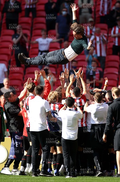 290521 - Brentford v Swansea City - SkyBet Championship Play off Final - Brentford Manager Thomas Frank celebrates promotion to the Premier League with his players