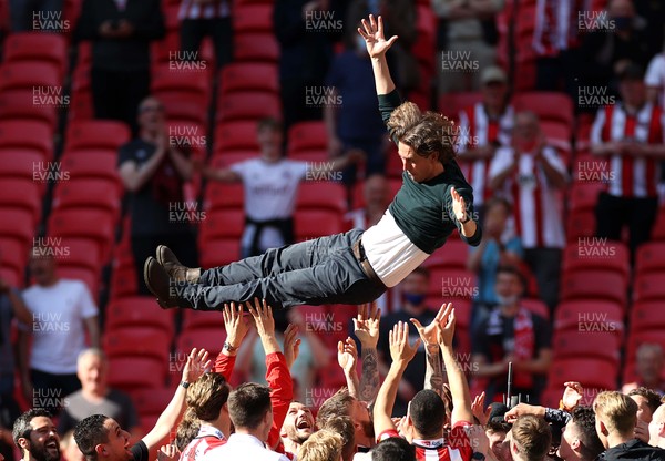 290521 - Brentford v Swansea City - SkyBet Championship Play off Final - Brentford Manager Thomas Frank celebrates promotion to the Premier League with his players