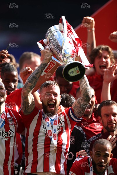 290521 - Brentford v Swansea City - SkyBet Championship Play off Final - Pontus Jansson of Brentford lifts the trophy as Brentford celebrate promotion to the Premier League