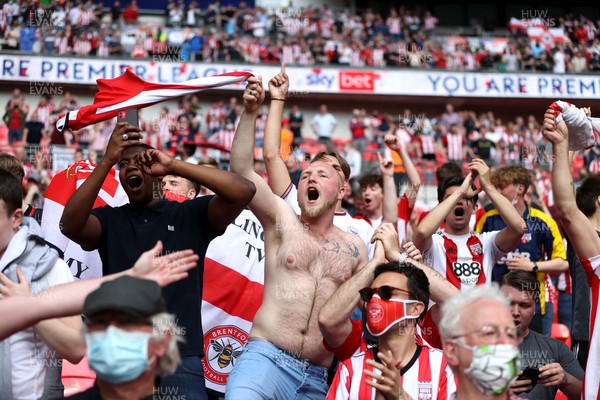 290521 - Brentford v Swansea City - SkyBet Championship Play off Final - Brentford fans celebrate promotion to the Premier League with his players