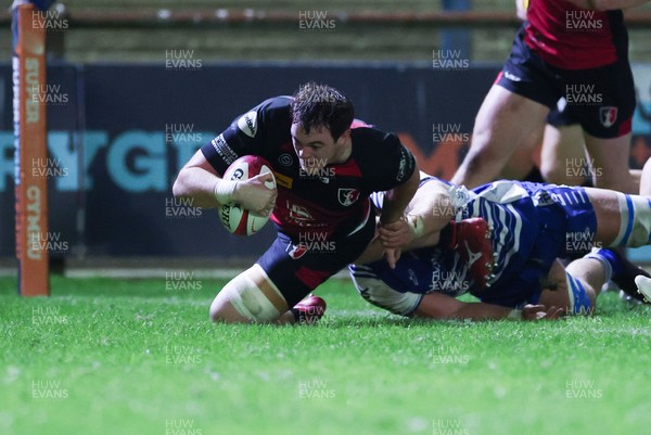250925 - Bridgend Ravens RFC v Aberavon RFC, Super Rygbi Cymru - Lewis Marsh of Aberavon powers over to score try