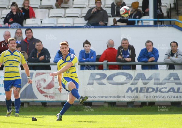 041014 Bridgend Ravens RFC v Newport RFC - Principality Premiership -Ryan Evans of Bridgend misses a kick at goal