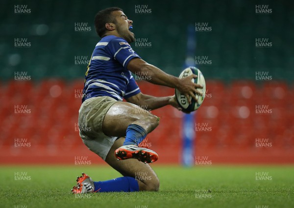 030515 - Bridgend Ravens v Pontypridd, SSE SWALEC Cup Final - Tom O'Flaherty of Bridgend celebrates after scoring try