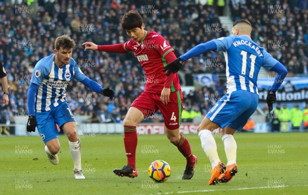 240218 - Brighton and Hove Albion v Swansea City, Premier League - Ki Sung Yueng of Swansea City takes on Anthony Knockaert of Brighton and Pascal Grob of Brighton