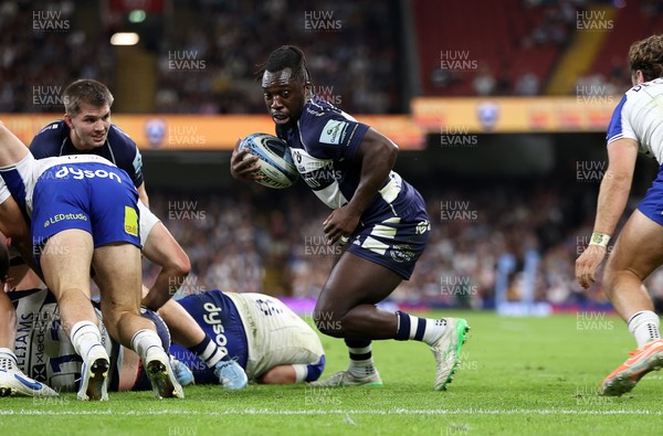 100525 - Bristol Bears v Bath Rugby - Gallagher Premiership - Gabriel Ibitoye of Bristol finds a gap to dive over the line and score a try