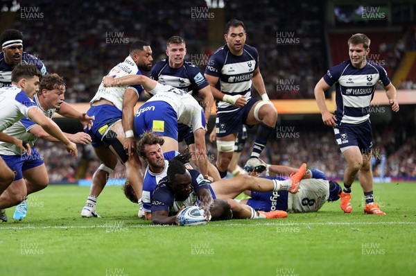 100525 - Bristol Bears v Bath Rugby - Gallagher Premiership - Gabriel Ibitoye of Bristol finds a gap to dive over the line and score a try
