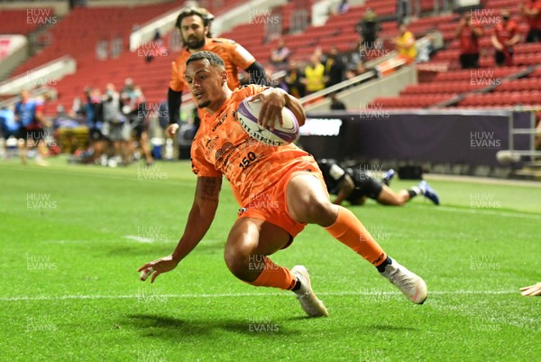 180920 - Bristol Bears v Dragons - European Rugby Challenge Cup - Ashton Hewitt of Dragons scores try