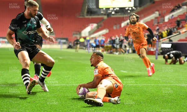 180920 - Bristol Bears v Dragons - European Rugby Challenge Cup - Ashton Hewitt of Dragons scores try