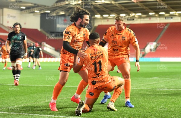 180920 - Bristol Bears v Dragons - European Rugby Challenge Cup - Ashton Hewitt of Dragons celebrates scoring try with Jordan Williams (left) and Elliot Dee (right)