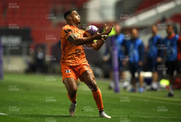 180920 - Bristol Bears v Dragons - European Rugby Challenge Cup - Ashton Hewitt of Dragons catches the ball to run in and score try