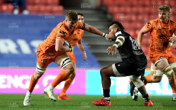180920 - Bristol Bears v Dragons - European Rugby Challenge Cup - Matthew Screech of Dragons gets past Nathan Hughes of Bristol