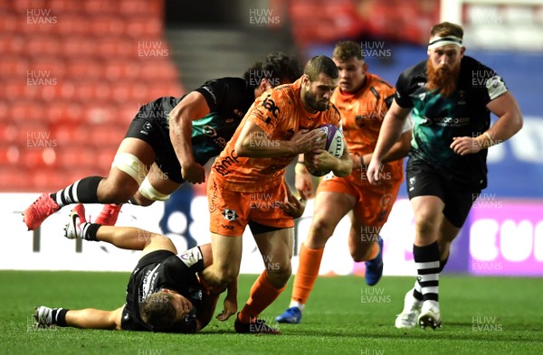 180920 - Bristol Bears v Dragons - European Rugby Challenge Cup - Jonah Holmes of Dragons is tackled by Callum Sheedy and Steven Luatua of Bristol