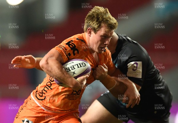 180920 - Bristol Bears v Dragons - European Rugby Challenge Cup - Nick Tompkins of Dragons is tackled by Yann Thomas of Bristol