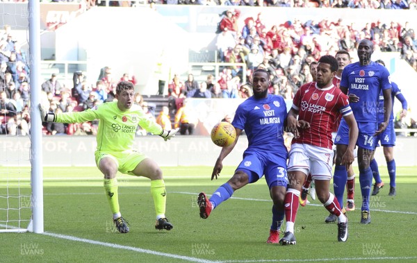 041117 - Bristol City v Cardiff City, Sky Bet Championship - Junior Hoilett of Cardiff City looks to win the ball