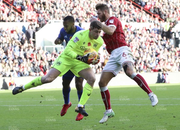 041117 - Bristol City v Cardiff City, Sky Bet Championship - Bristol City goalkeeper Frank Fielding collects the ball under pressure from Junior Hoilett of Cardiff City