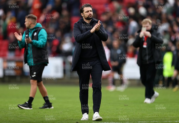 080123 - Bristol City v Swansea City - FA Cup Third Round - Swansea City Manager Russell Martin thanks the fans at full time