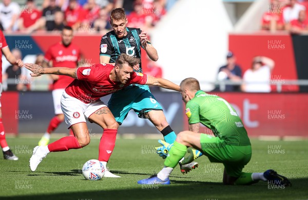 210919 - Bristol City v Swansea City - SkyBet Championship - Jay Fulton of Swansea City can't get to the ball before Nathan Baker and Daniel Bentley of Bristol City