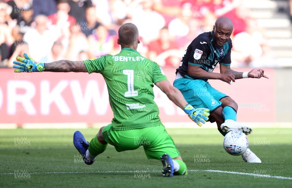 210919 - Bristol City v Swansea City - SkyBet Championship - Andre Ayew of Swansea City can't get the ball past Daniel Bentley of Bristol City
