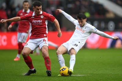 221125 - Bristol City v Swansea City - Sky Bet Championship - Liam Cullen of Swansea City has a shot on goal