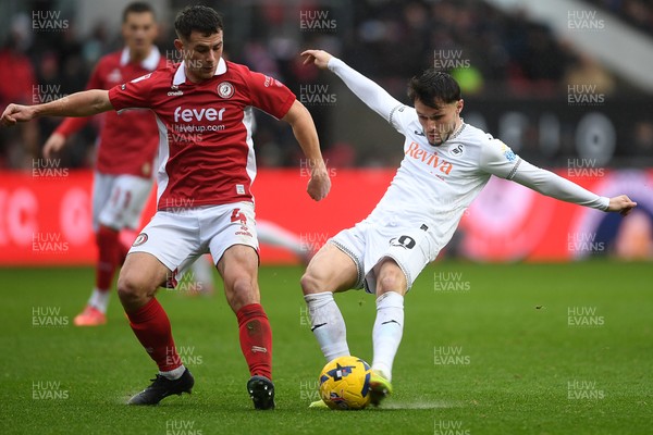 221125 - Bristol City v Swansea City - Sky Bet Championship - Liam Cullen of Swansea City has a shot on goal