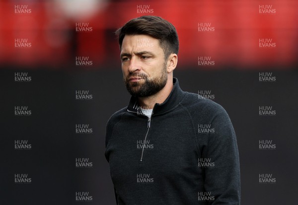 291022 - Bristol City v Swansea City - SkyBet Championship - Swansea City Manager Russell Martin goes over the the Swansea fans before kick off