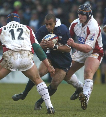 020203 - Bristol v Leeds - Zurich Premiership - Bristol centre Andrew Higgins breaks through the Leeds defence, as Braam Van Straaten and Gavin Kerr try to halt his progress